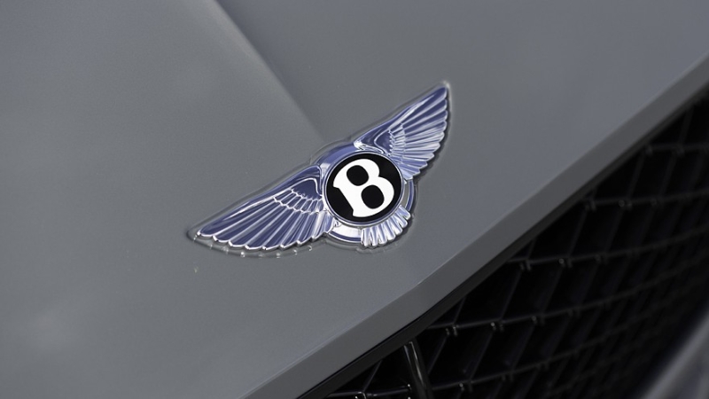 Bentley откладывает тотальное «озеленение» и смещает фокус на гибриды