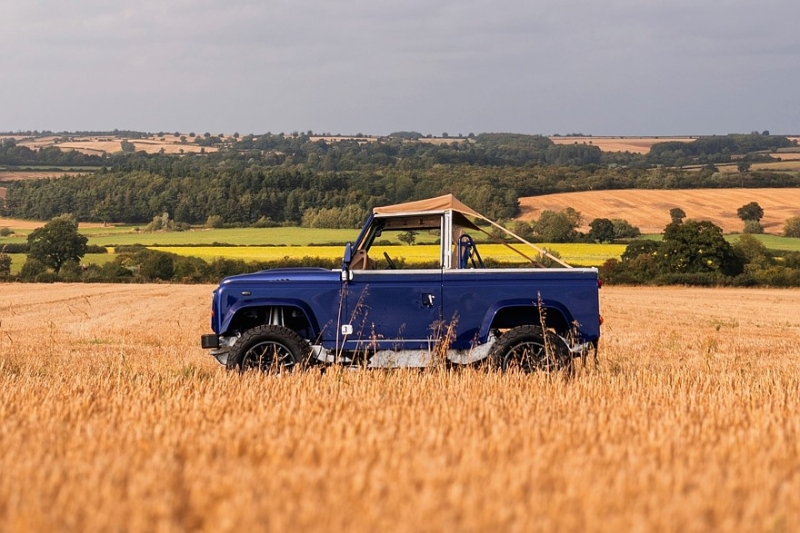 Рестомод Land Rover Defender от Kingsley Re-Engineered: деревенский шик с мотором V8