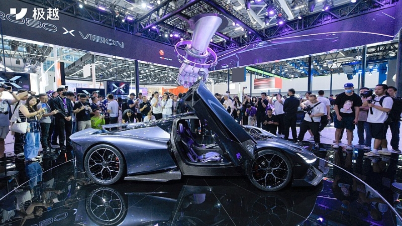 Суперкар Jiyue Robo X от Geely: 1,9 с до &laquo;сотни&raquo; и гоночный автопилот