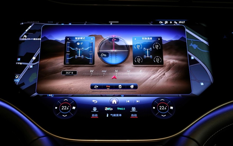 Шеф-дизайнер Mercedes-Benz признал, что большие экраны &mdash; это не круто, но они останутся