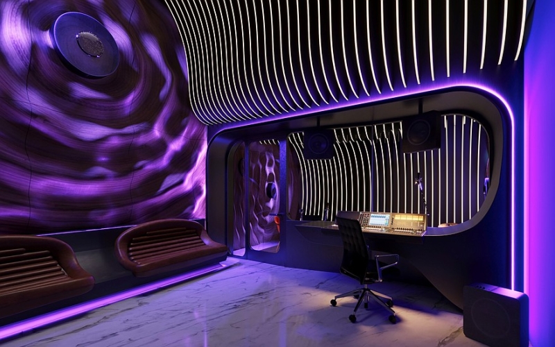 Шеф-дизайнер Mercedes-Benz признал, что большие экраны &mdash; это не круто, но они останутся