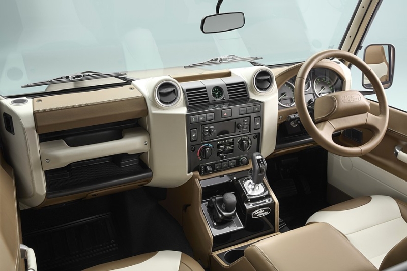 Классический Defender с V8 и мягким верхом теперь доступен и в заводском исполнении