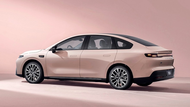 Leapmotor B01: дешёвый, но щедро оснащённый седан на базе кроссовера B10