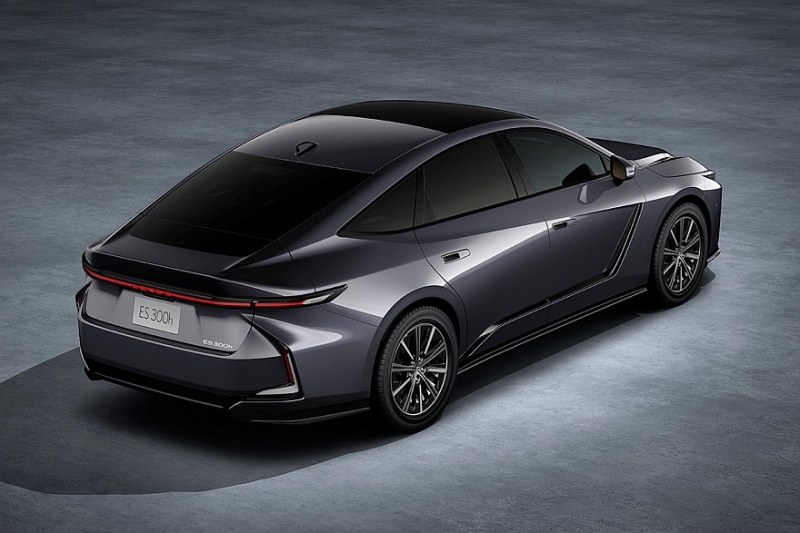 Новый седан Lexus ES: гибрид или электрокар и два варианта оформления салона