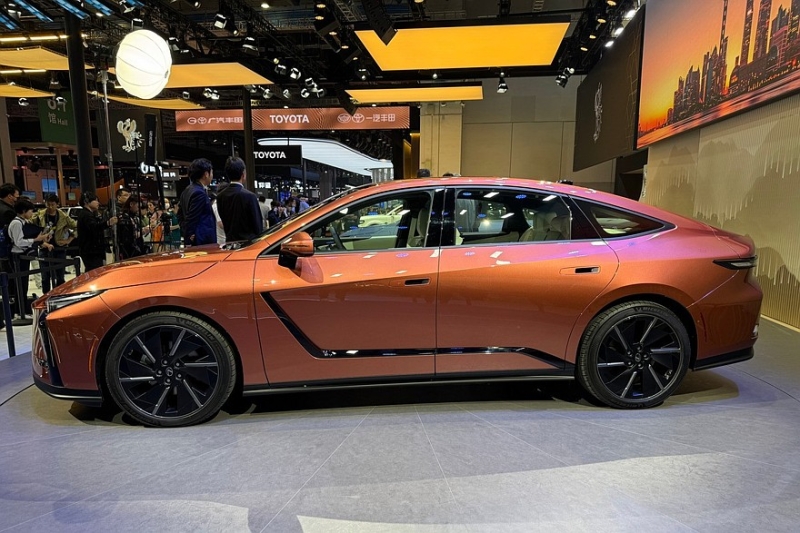 Новый седан Lexus ES: гибрид или электрокар и два варианта оформления салона