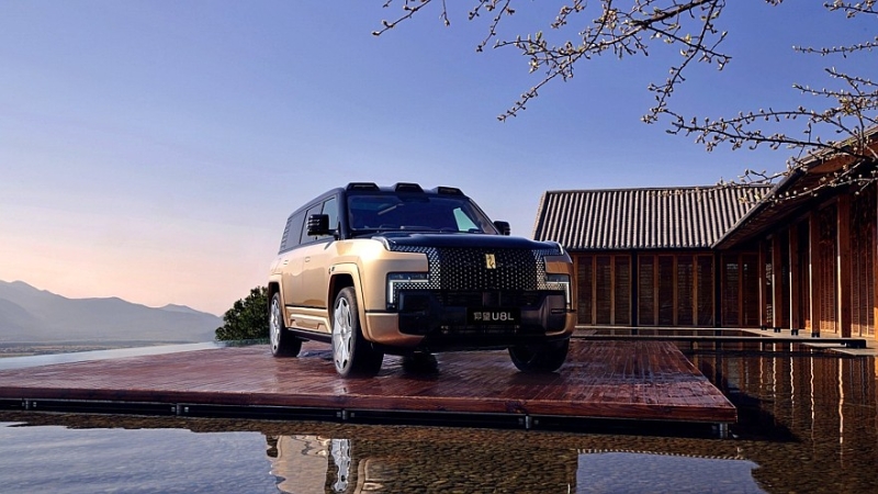 Роскошный внедорожник Yangwang U8 обрёл удлинённую версию с золотыми эмблемами