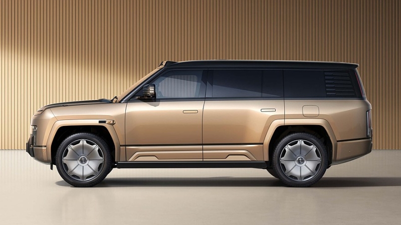 Роскошный внедорожник Yangwang U8 обрёл удлинённую версию с золотыми эмблемами