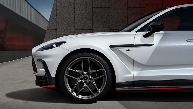 Топовый кроссовер Aston Martin DBX S: форсированный битурбомотор V8 и улучшенная динамика