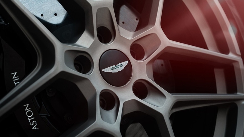 Топовый кроссовер Aston Martin DBX S: форсированный битурбомотор V8 и улучшенная динамика