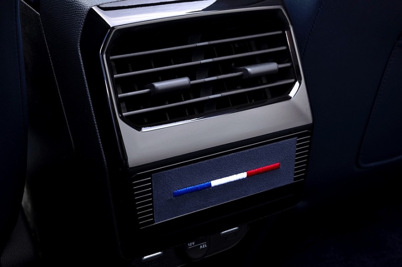 Эмманюэль Макрон получил ко Дню Победы новый автомобиль — бронированный DS N°8