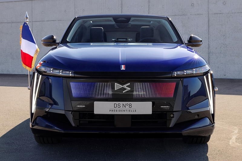 Эмманюэль Макрон получил ко Дню Победы новый автомобиль — бронированный DS N°8