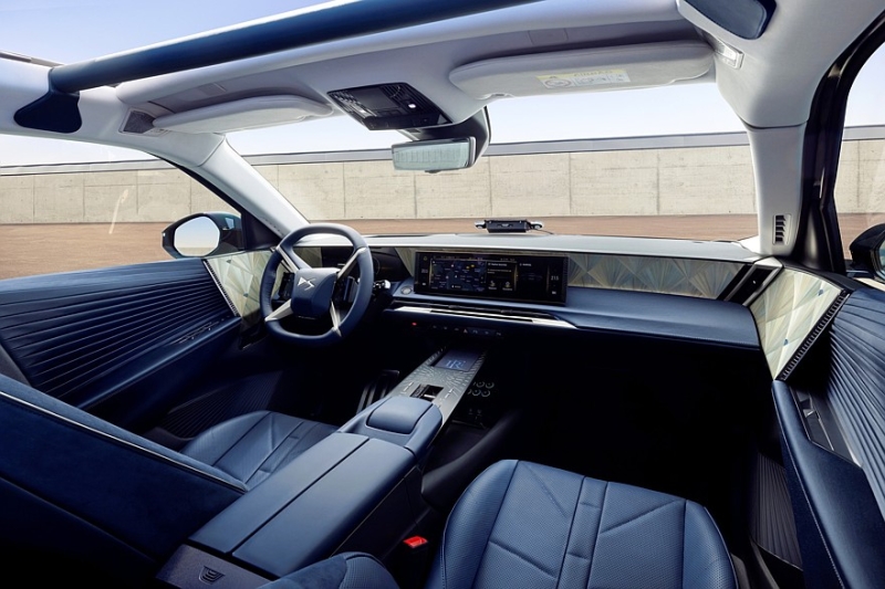 Эмманюэль Макрон получил ко Дню Победы новый автомобиль — бронированный DS N°8