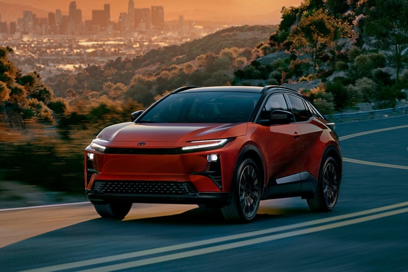 Ещё один кроссовер Toyota C-HR: без &laquo;плюса&raquo; и только полный привод