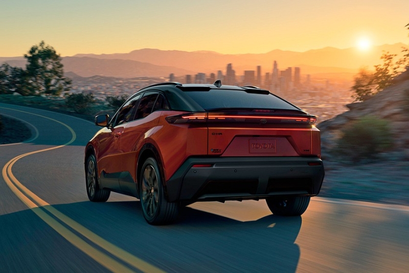 Ещё один кроссовер Toyota C-HR: без &laquo;плюса&raquo; и только полный привод