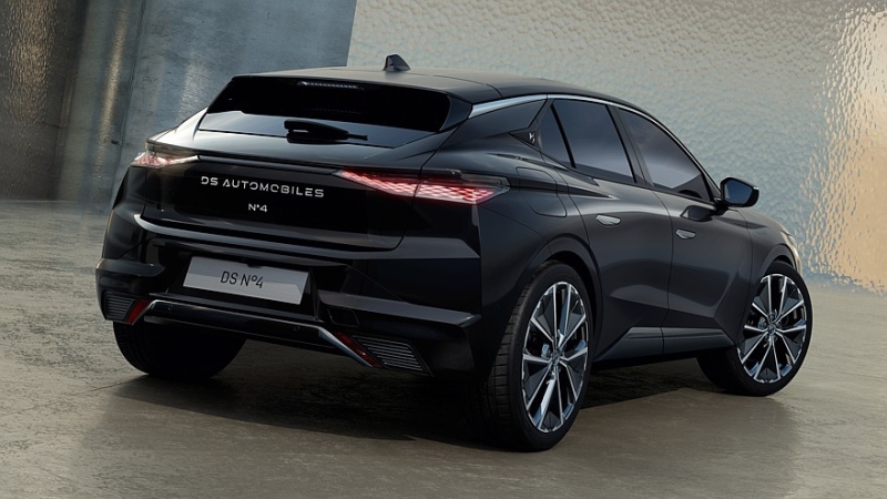Хэтчбек DS 4 сменил имя на DS №4 после рестайлинга и обзавёлся электрической версией