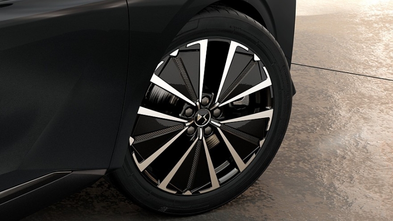 Хэтчбек DS 4 сменил имя на DS №4 после рестайлинга и обзавёлся электрической версией