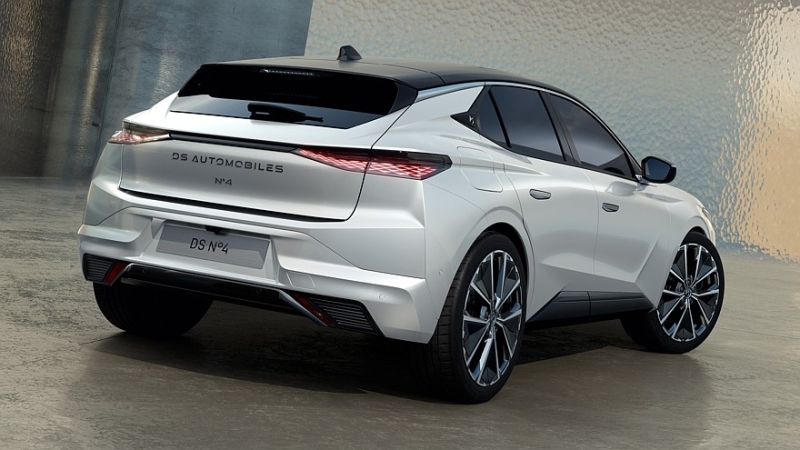 Хэтчбек DS 4 сменил имя на DS №4 после рестайлинга и обзавёлся электрической версией