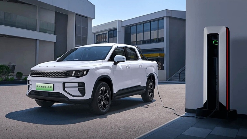 Изначально электрический пикап Radar от Geely стал дальнобойным полноприводным гибридом