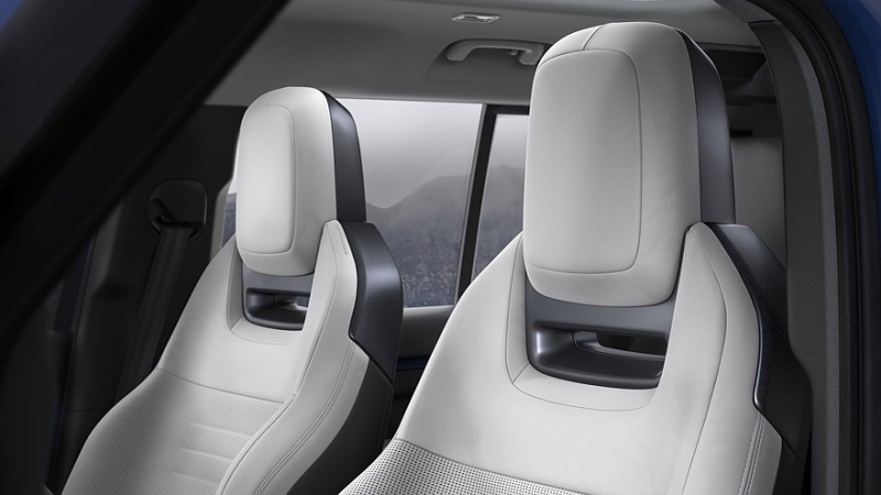 Land Rover освежил Defender: изменения в оптике и новый мультимедийный тачскрин