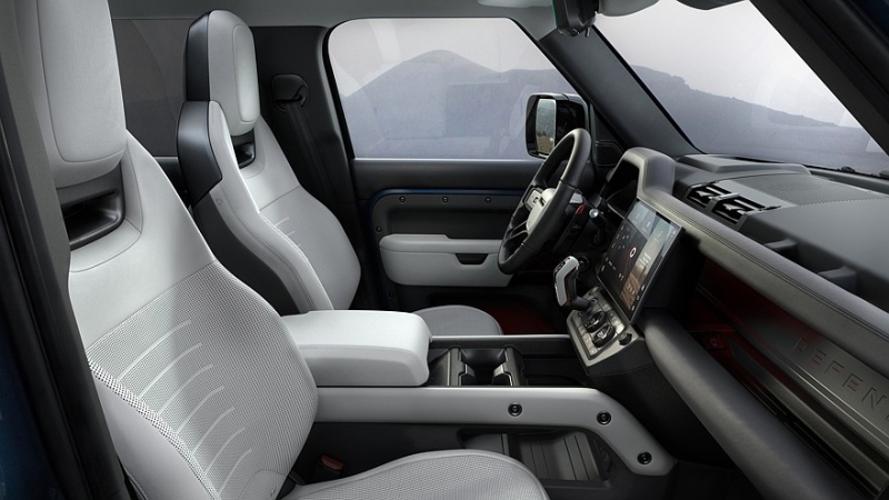 Land Rover освежил Defender: изменения в оптике и новый мультимедийный тачскрин