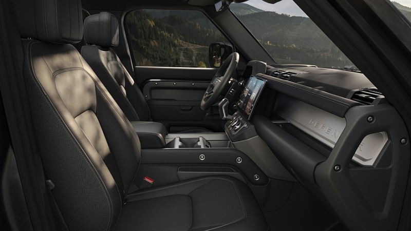Land Rover освежил Defender: изменения в оптике и новый мультимедийный тачскрин