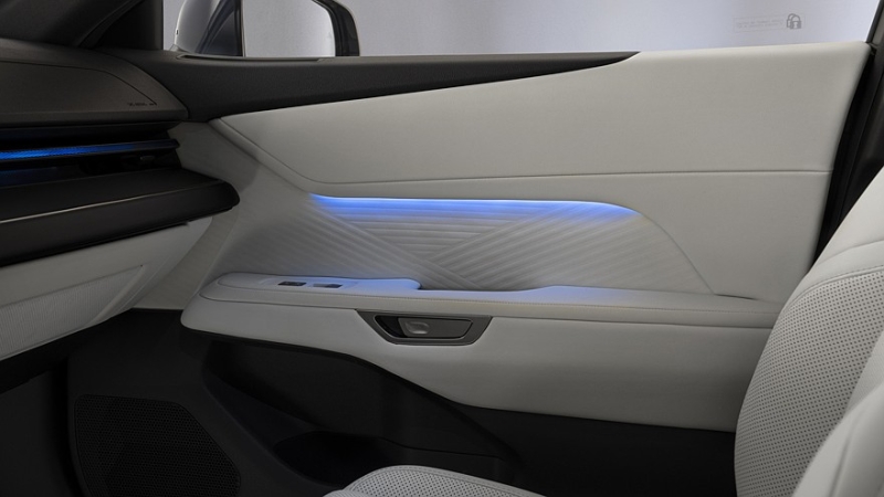 Lexus ES нового поколения дебютировал в Европе: подробности о технике