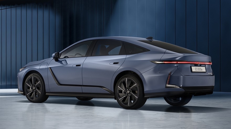 Lexus ES нового поколения дебютировал в Европе: подробности о технике