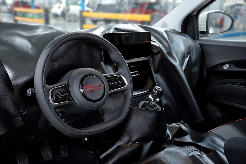 Новый бензиновый Fiat 500 показался на первых фотографиях: много &laquo;лошадок&raquo; не ждите