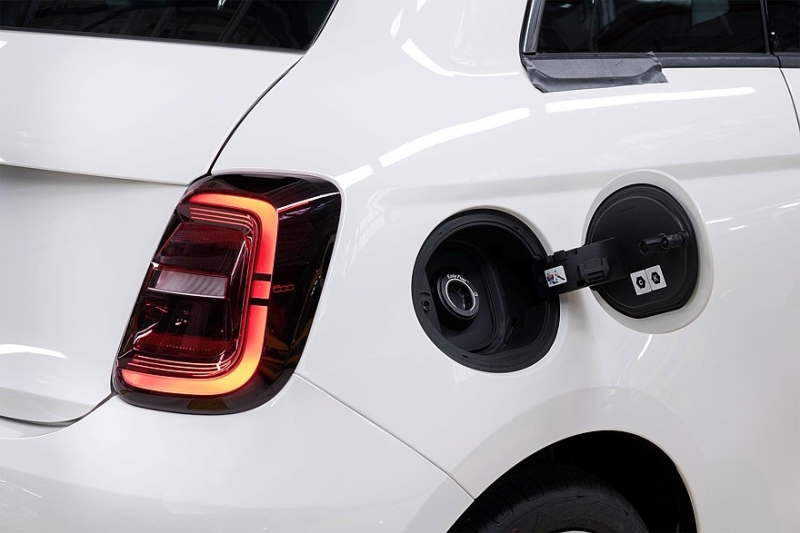 Новый бензиновый Fiat 500 показался на первых фотографиях: много &laquo;лошадок&raquo; не ждите