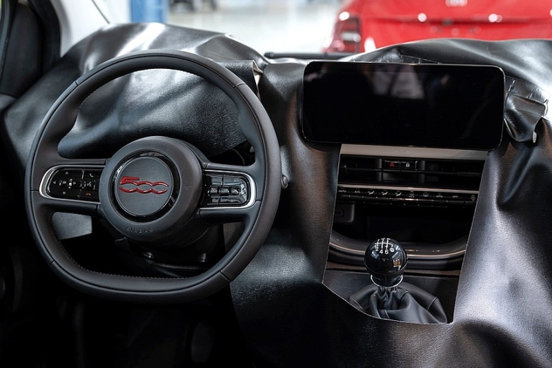 Новый бензиновый Fiat 500 показался на первых фотографиях: много &laquo;лошадок&raquo; не ждите