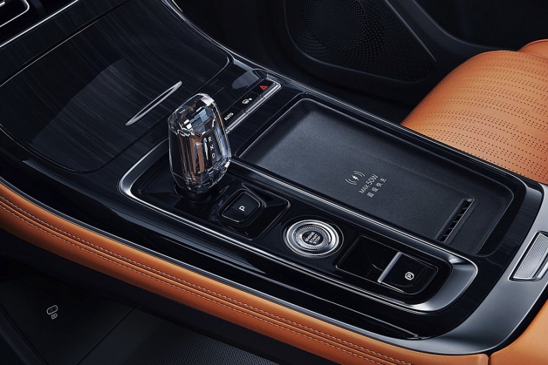 Новый Geely Atlas поступил в продажу: дешевле предшественника