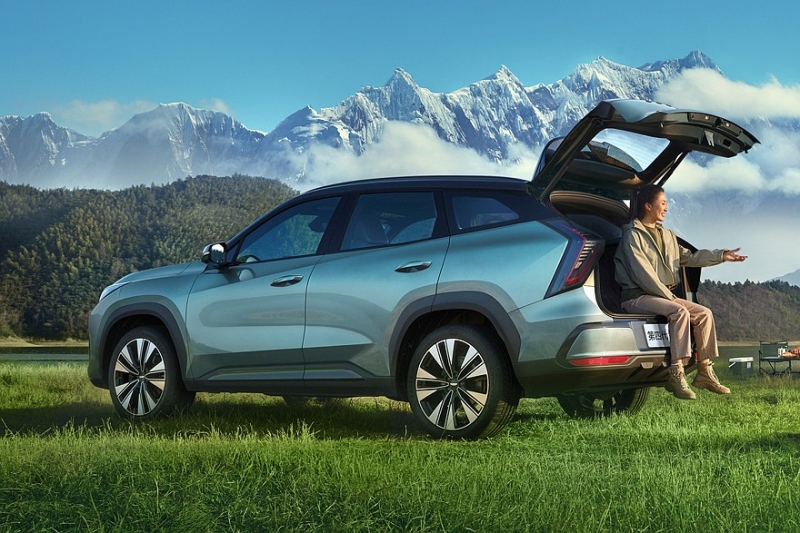 Новый Geely Atlas поступил в продажу: дешевле предшественника