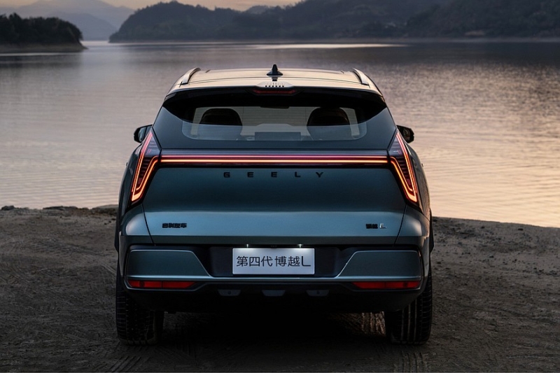 Новый Geely Atlas поступил в продажу: дешевле предшественника