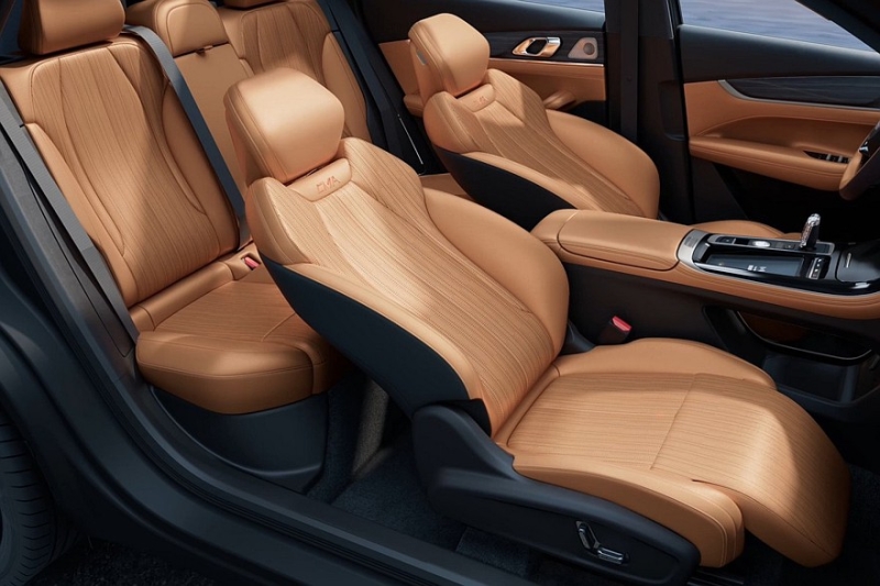 Новый Geely Atlas поступил в продажу: дешевле предшественника