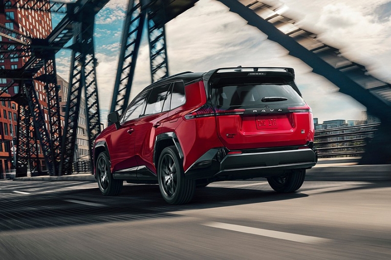 Новый кроссовер Toyota RAV4 дебютировал в нескольких версиях