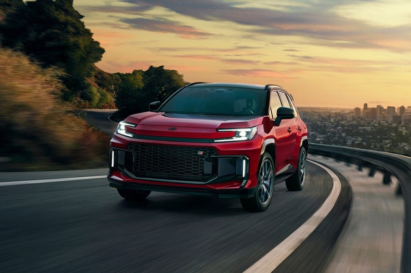 Новый кроссовер Toyota RAV4 дебютировал в нескольких версиях