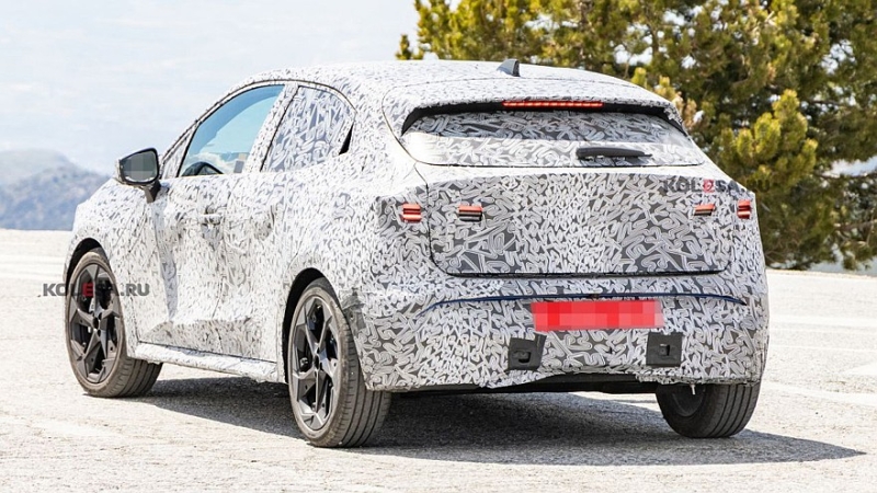 Новый Renault Clio снова попался фотошпионам: теперь и салон