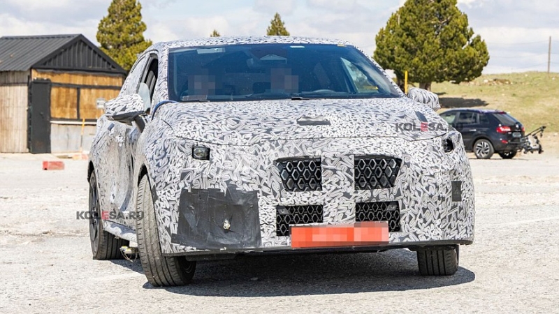 Новый Renault Clio снова попался фотошпионам: теперь и салон