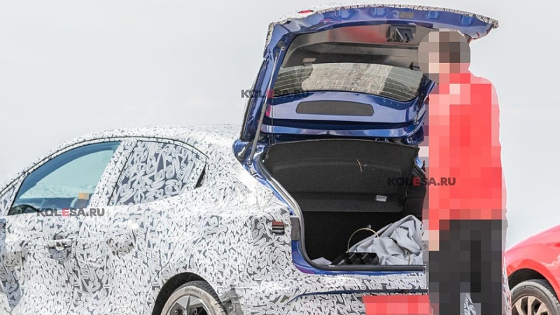 Новый Renault Clio снова попался фотошпионам: теперь и салон