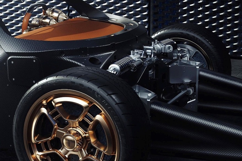 Серийный De Tomaso P72: завораживающие формы, мощный V8 и никаких экранов в салоне