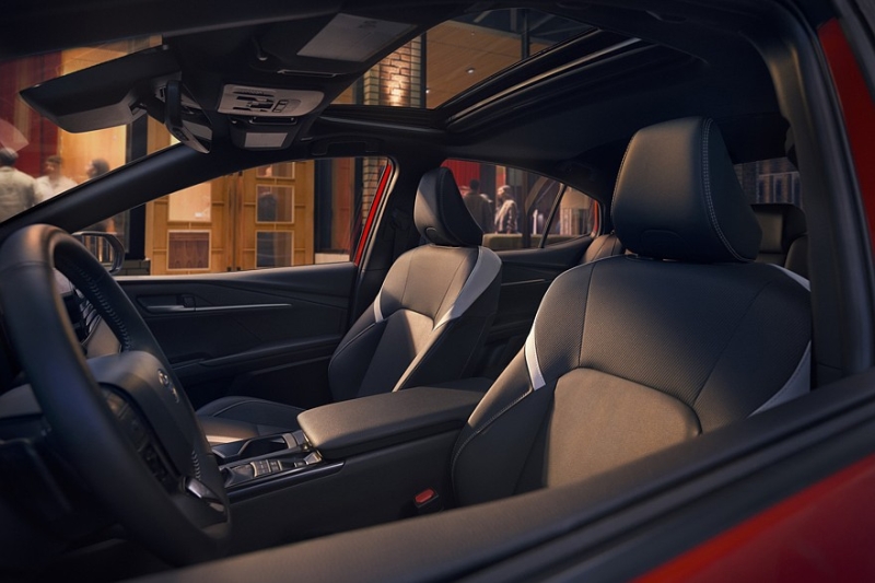 Toyota Camry слегка обновилась и обзавелась &laquo;тёмной&raquo; спецверсией