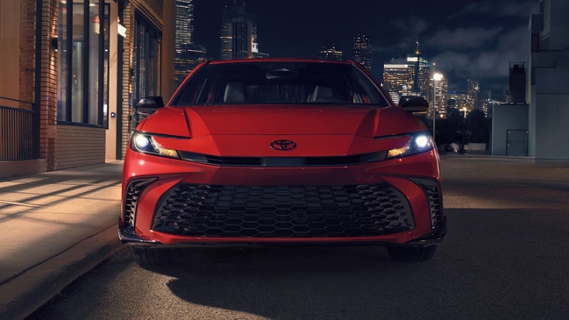Toyota Camry слегка обновилась и обзавелась &laquo;тёмной&raquo; спецверсией
