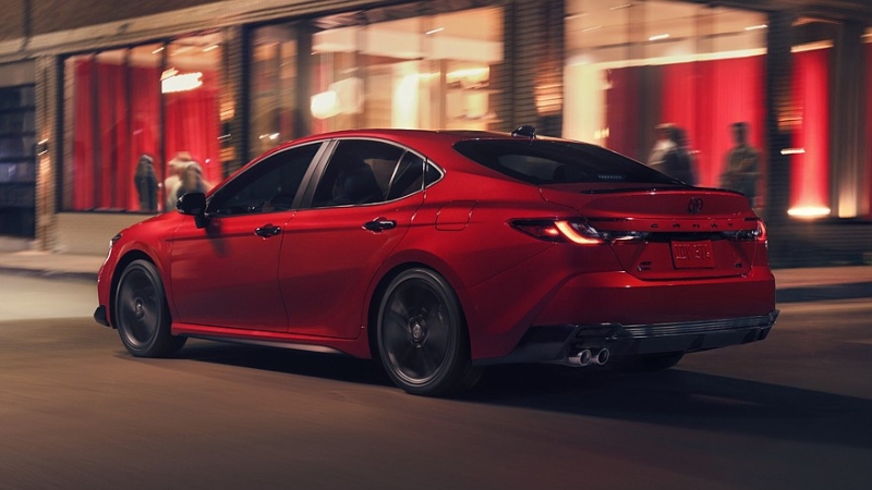 Toyota Camry слегка обновилась и обзавелась &laquo;тёмной&raquo; спецверсией