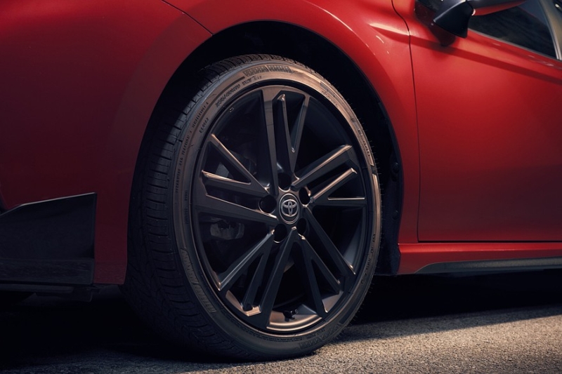 Toyota Camry слегка обновилась и обзавелась &laquo;тёмной&raquo; спецверсией