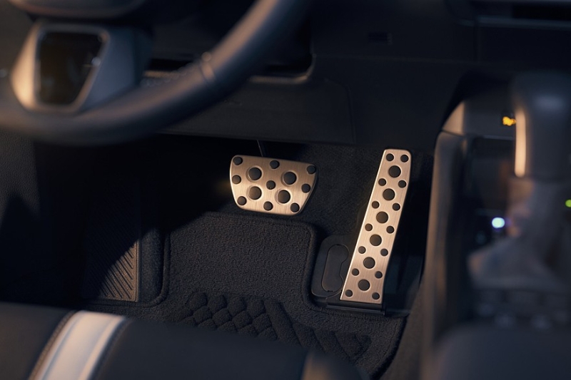 Toyota Camry слегка обновилась и обзавелась &laquo;тёмной&raquo; спецверсией