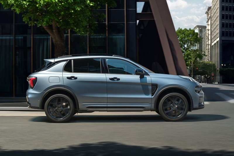 Чисто бензиновый кроссовер Lynk & Co 01 с новым салоном поступил в продажу