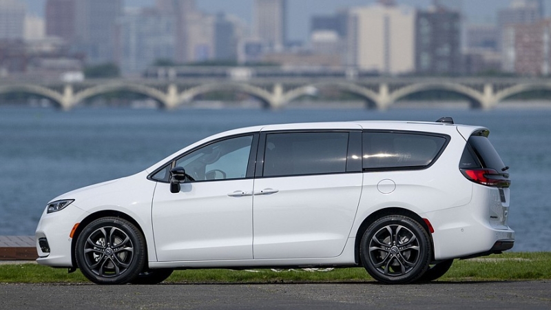 Chrysler подготовил юбилейную версию минивэна Pacifica к 100-летию бренда