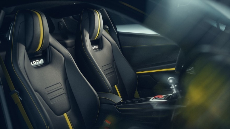 Cпорткар Lotus Emira получил обновки к 2026 модельному году