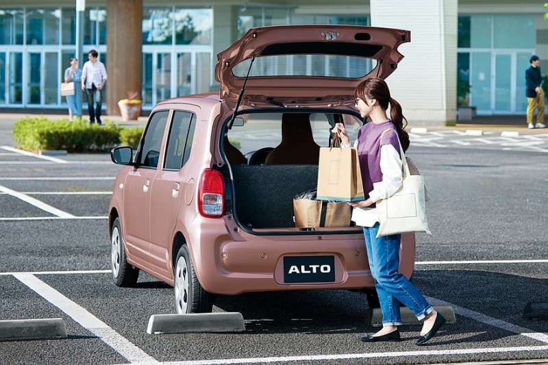 Компакт Suzuki Alto стал безопаснее и экономичнее после рестайлинга