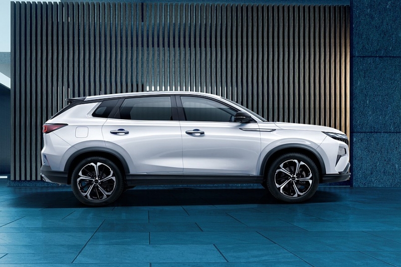 Новые кроссоверы Dongfeng Huge и Mage в России: комплектации и цены